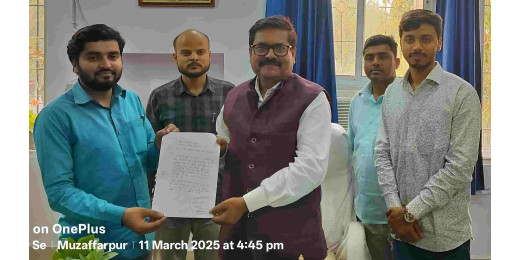 अंकपत्र निर्गत नहीं होने से छात्रों में आक्रोश, कुलसचिव को सौंपा ज्ञापन